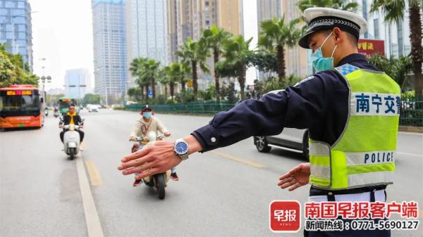 还在看手机？抓的就是你！
