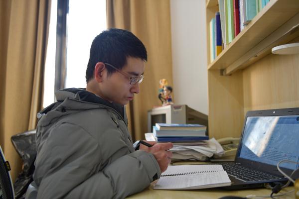 北京:轮椅上的清华博士 北京:轮椅上的清华博士