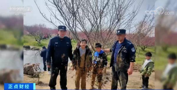 湖北黄梅：两儿童深陷泥潭