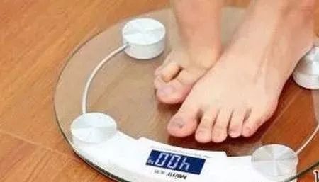 为何早上和晚上的体重相差这么大？哪个时间段称体重比较标准？