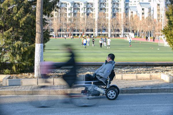 北京:轮椅上的清华博士 北京:轮椅上的清华博士
