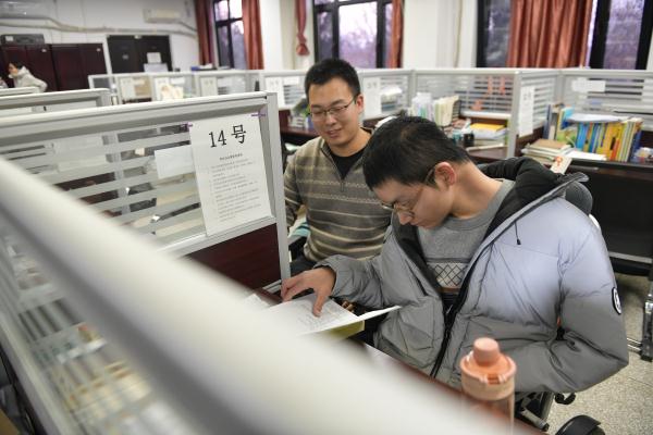 北京:轮椅上的清华博士 北京:轮椅上的清华博士