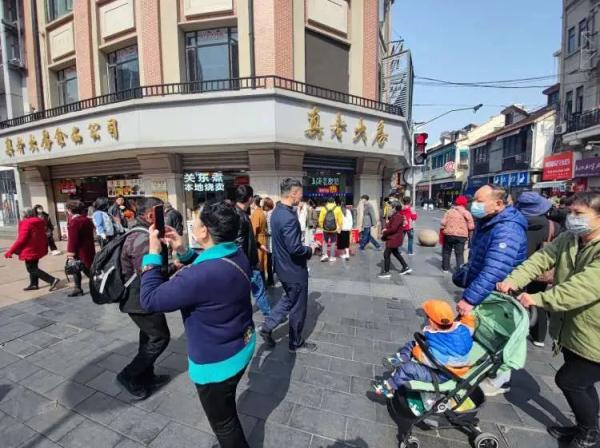 上海南京路三家老字号暂别！市民纷纷来打卡