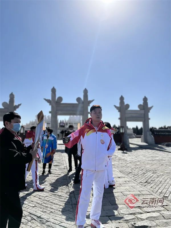 冬残奥会火炬传递，云南运动员郑涛接力