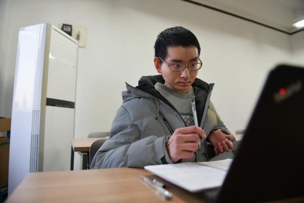 北京:轮椅上的清华博士 北京:轮椅上的清华博士