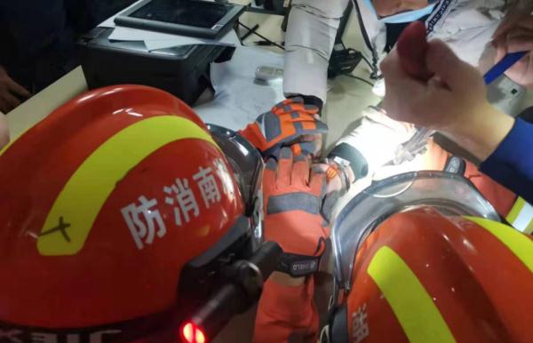 “119吗?我是110,有名嫌疑人的手铐打不开了” “119吗?我是110,有名嫌疑人的手铐打不开了”