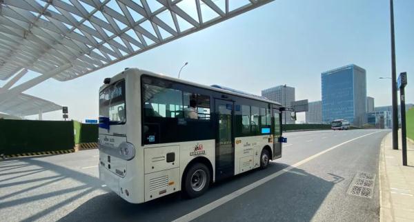 跑起来！无人驾驶公交车上路了