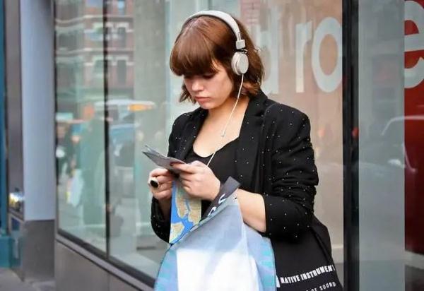【警惕】女子戴耳机听歌睡觉,耳朵聋了! 【警惕】女子戴耳机听歌睡觉,耳朵聋了!