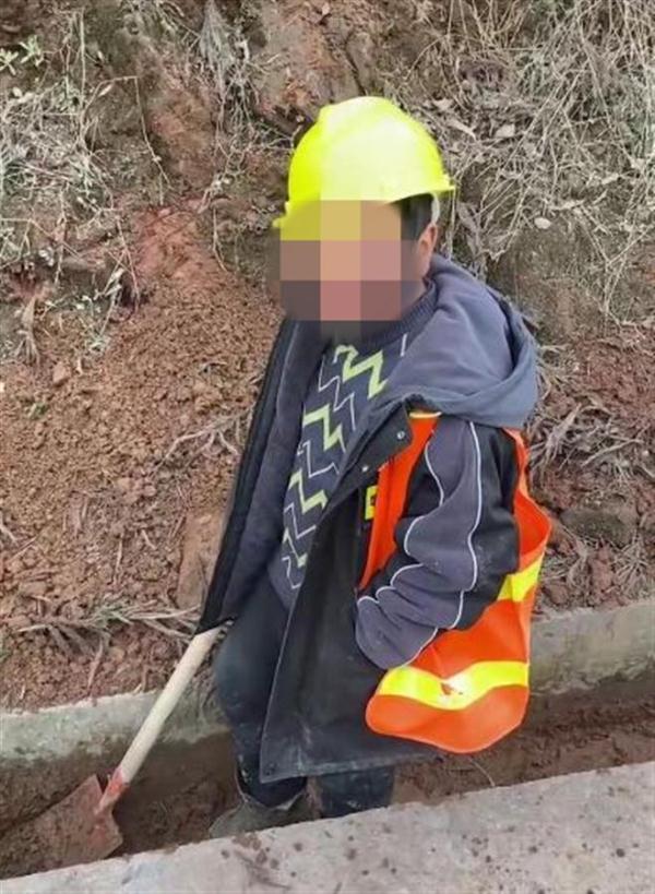 四年级男孩厌学被父亲送到工地干活,两天后:还是上学好! 四年级男孩厌学被父亲送到工地干活,两天后:还是上学好!