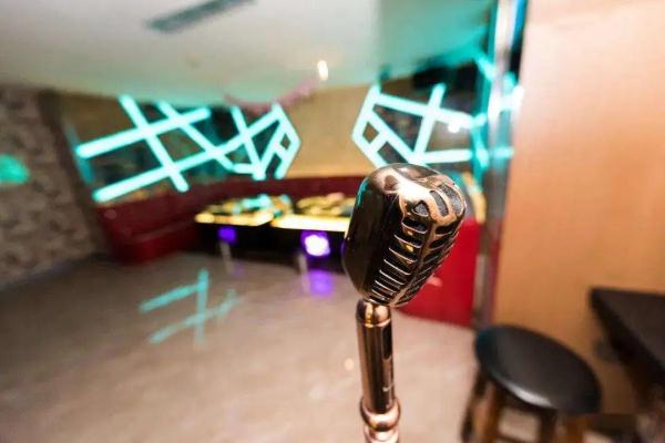 【警惕】女子戴耳机听歌睡觉,耳朵聋了! 【警惕】女子戴耳机听歌睡觉,耳朵聋了!