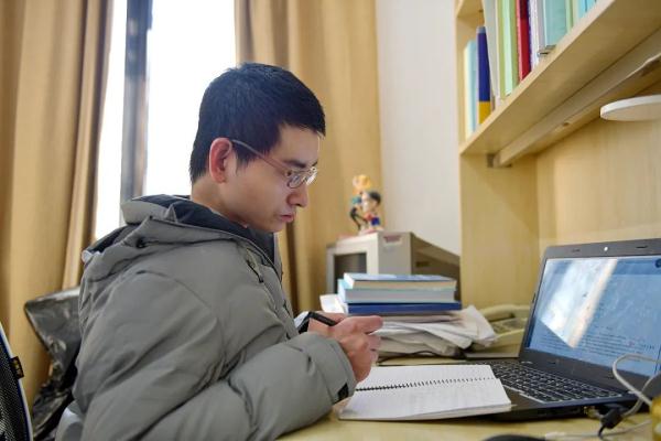敬佩！轮椅上的清华博士