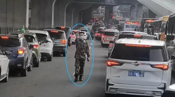 真帅！拥堵车流中，这位穿军装的小哥突然出现…