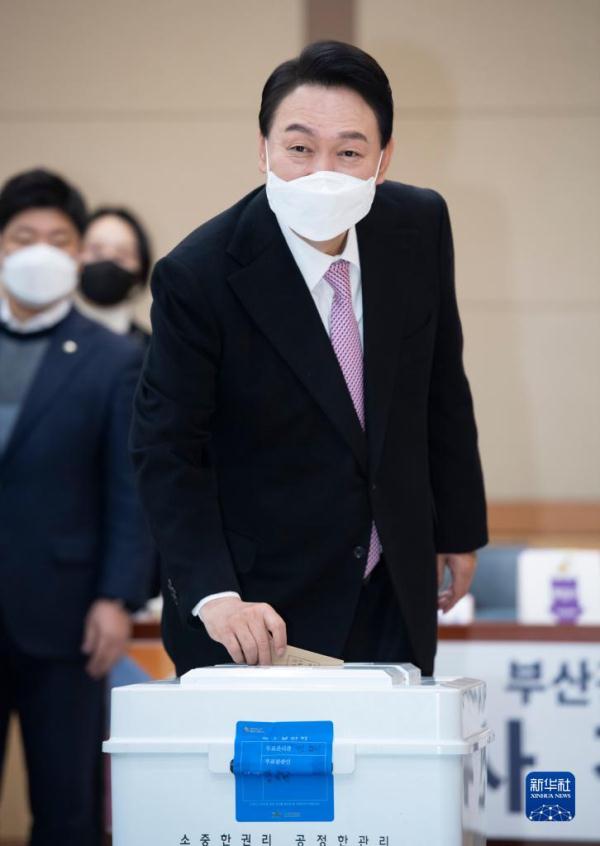 韩国第20届总统选举开始“事前投票”