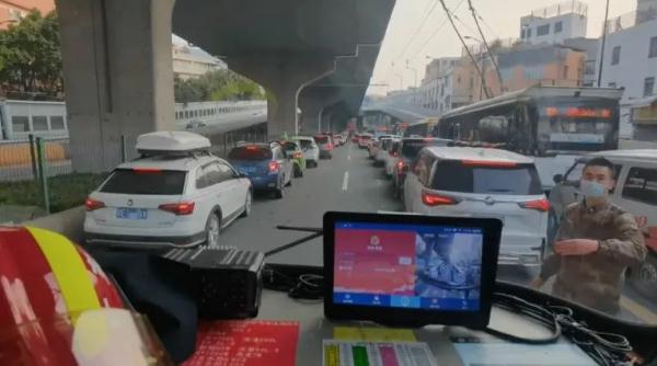 真帅！拥堵车流中，这位穿军装的小哥突然出现…