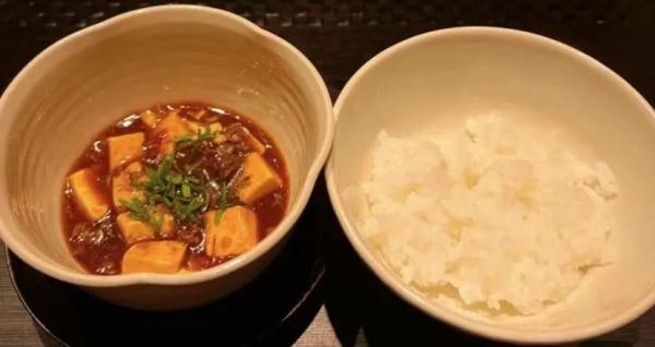 炒牛河、松花蛋、麻婆豆腐…人均2000元吃不饱？网红餐厅被吐槽，商家回应！