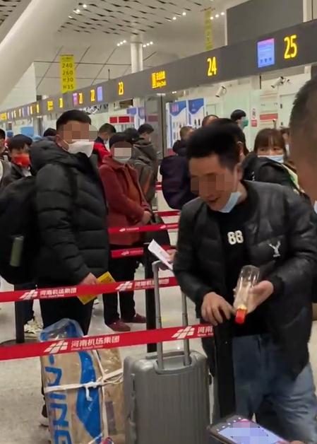过安检不让带白酒男子一口喝半瓶，安检员......