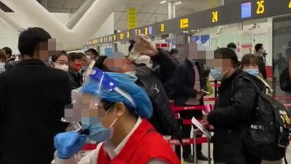 过安检不让带白酒男子一口喝半瓶，安检员......
