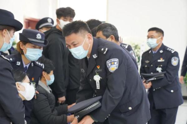 一路走好!池州公安民警胡晓华因公牺牲 一路走好!池州公安民警胡晓华因公牺牲