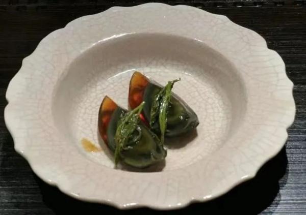 炒牛河、松花蛋、麻婆豆腐…人均2000元吃不饱？网红餐厅被吐槽，商家回应！