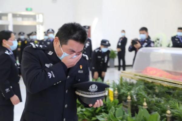 一路走好!池州公安民警胡晓华因公牺牲 一路走好!池州公安民警胡晓华因公牺牲