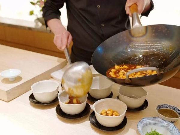 炒牛河、松花蛋、麻婆豆腐…人均2000元吃不饱？网红餐厅被吐槽，商家回应！