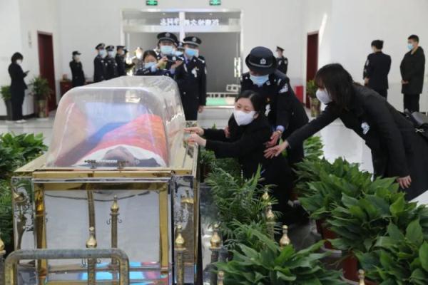 一路走好!池州公安民警胡晓华因公牺牲 一路走好!池州公安民警胡晓华因公牺牲