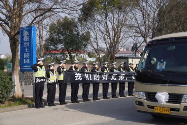 一路走好!池州公安民警胡晓华因公牺牲 一路走好!池州公安民警胡晓华因公牺牲