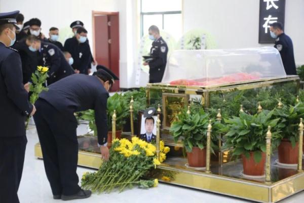一路走好!池州公安民警胡晓华因公牺牲 一路走好!池州公安民警胡晓华因公牺牲