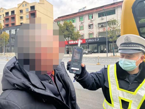 呼气结果118mg/100mL却没醉驾,交警调监控:真·推车两公里! 呼气结果118mg/100mL却没醉驾,交警调监控:真·推车两公里!