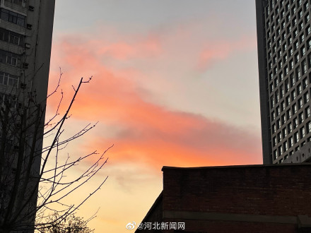石家庄天空现粉色云彩