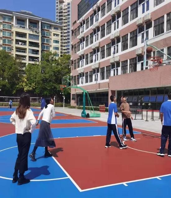 Hey！“班主任叫你下来测核酸”（自带扩音喇叭那种）