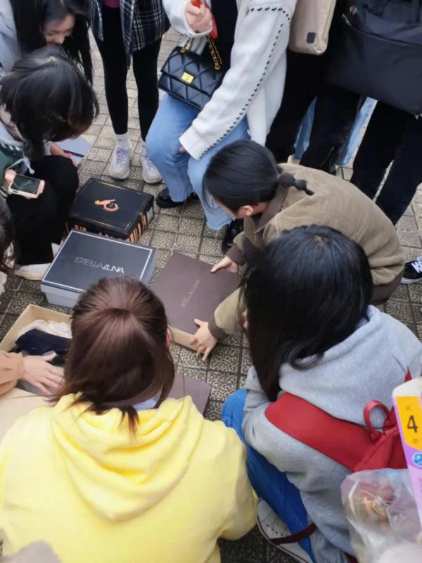3000双！一高校免费为女生送出高跟鞋！网友的评论笑疯了...