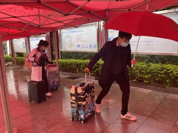 Hey！“班主任叫你下来测核酸”（自带扩音喇叭那种）