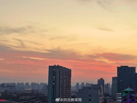 石家庄天空现粉色云彩