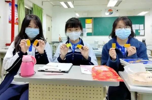 Hey！“班主任叫你下来测核酸”（自带扩音喇叭那种）