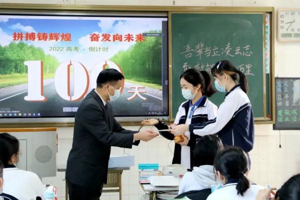 Hey！“班主任叫你下来测核酸”（自带扩音喇叭那种）
