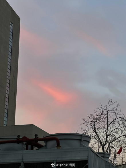 石家庄天空现粉色云彩