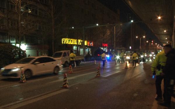 后备箱里放“氧气罐”,涉嫌醉驾还无证…… 后备箱里放“氧气罐”,涉嫌醉驾还无证……