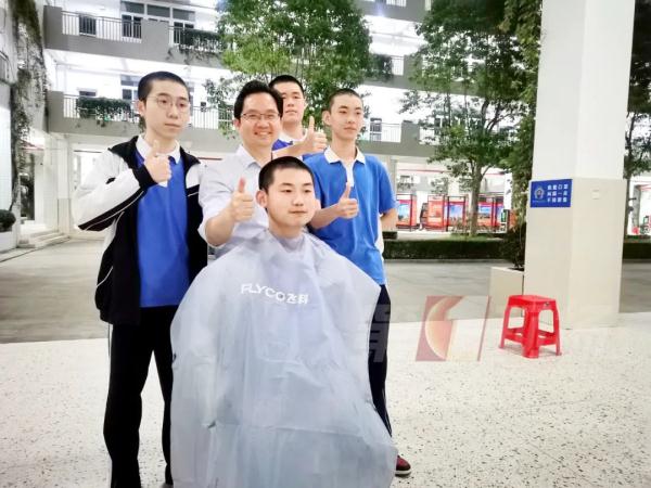 Hey！“班主任叫你下来测核酸”（自带扩音喇叭那种）