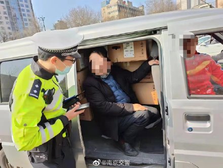 面包车堆满货物 乘客挤在小角落