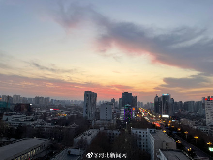 石家庄天空现粉色云彩