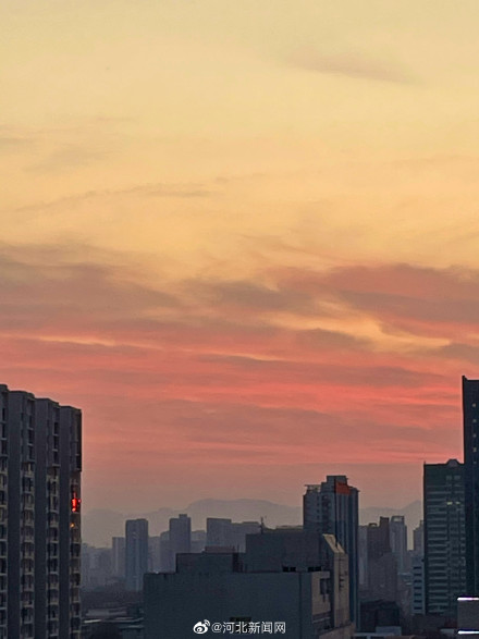 石家庄天空现粉色云彩