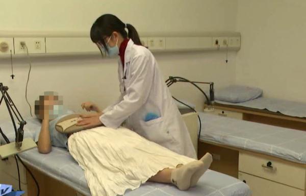 广州一女孩长期熬夜，身体出现这些症状！女同胞们要注意