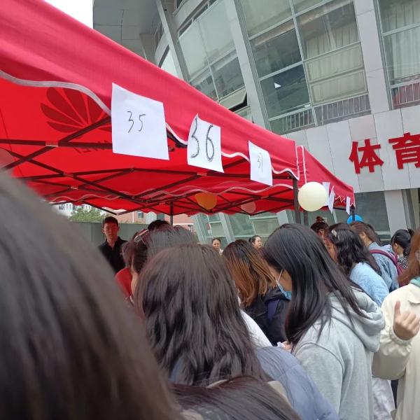 3000双！一高校免费为女生送出高跟鞋！网友的评论笑疯了...