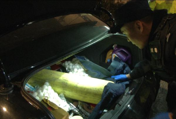 后备箱里放“氧气罐”,涉嫌醉驾还无证…… 后备箱里放“氧气罐”,涉嫌醉驾还无证……