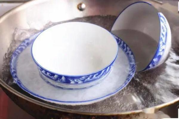 买回来的新饭碗别用清水洗，教您一招，干净无残留，全家放心用