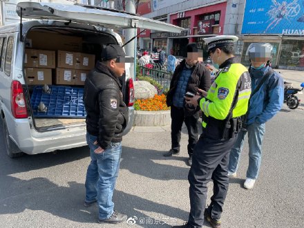 面包车堆满货物 乘客挤在小角落