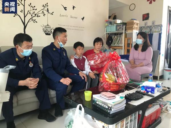 珠海10岁男孩一个电话，救下全家四口！这件事一定要教孩子！
