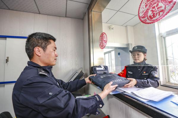 重庆铁路部门“铿锵玫瑰”展巾帼风采