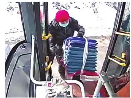 你们是谁？发生在大庆市公交车上的这一幕，感动了所有乘客！